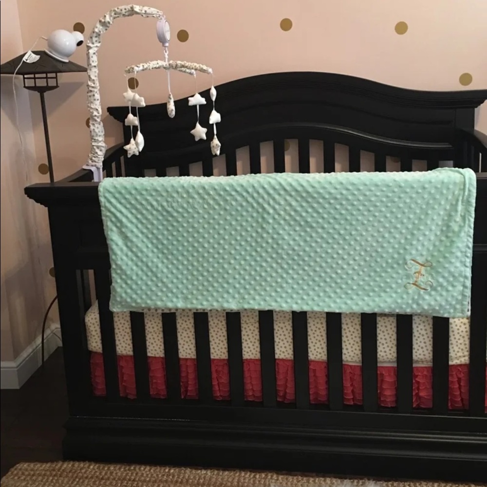 The peanut shells stars musical mobile in gold